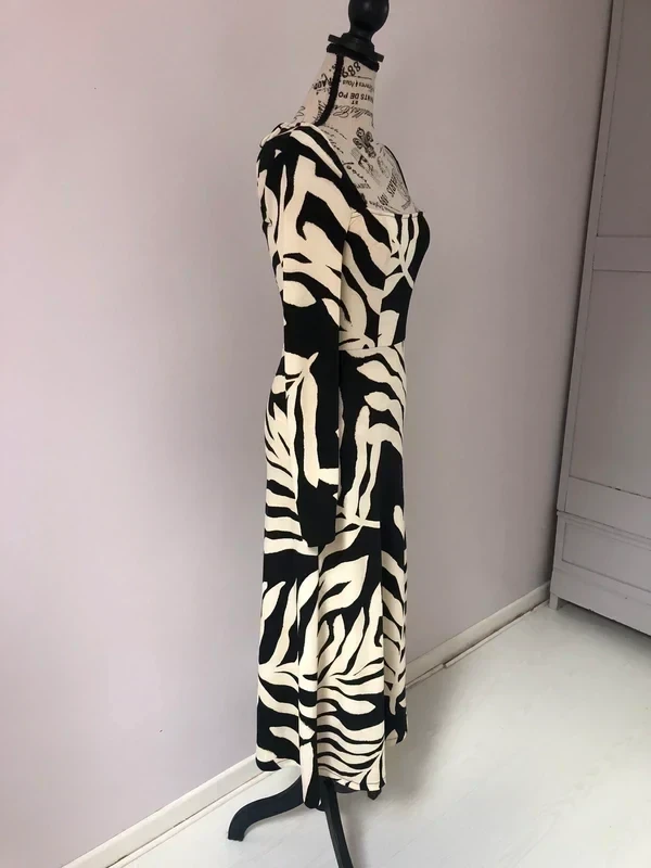 Long dress with square neckline, black & cream slit – Size XS / S (34 / 36) – photo 2